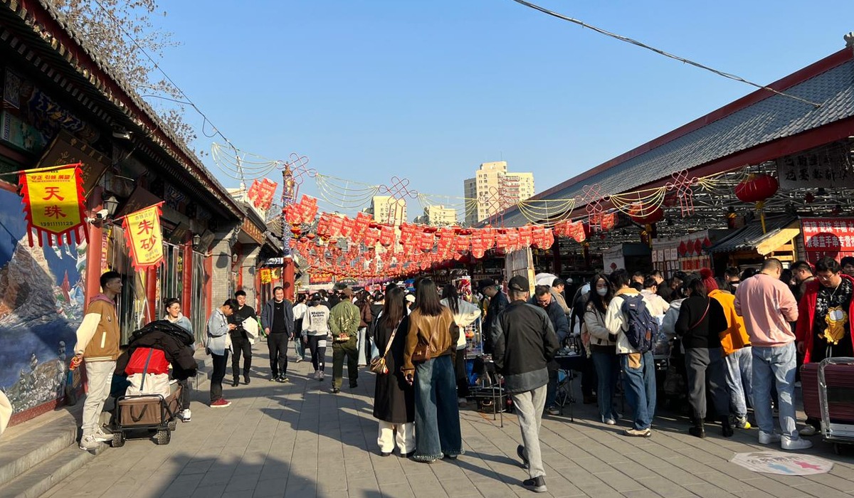 Бір дөрекі фотодағы екі әтеш